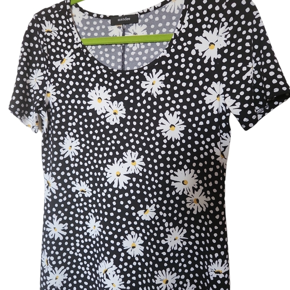 Mandee dress with daisy flower design - Picture 3 of 7